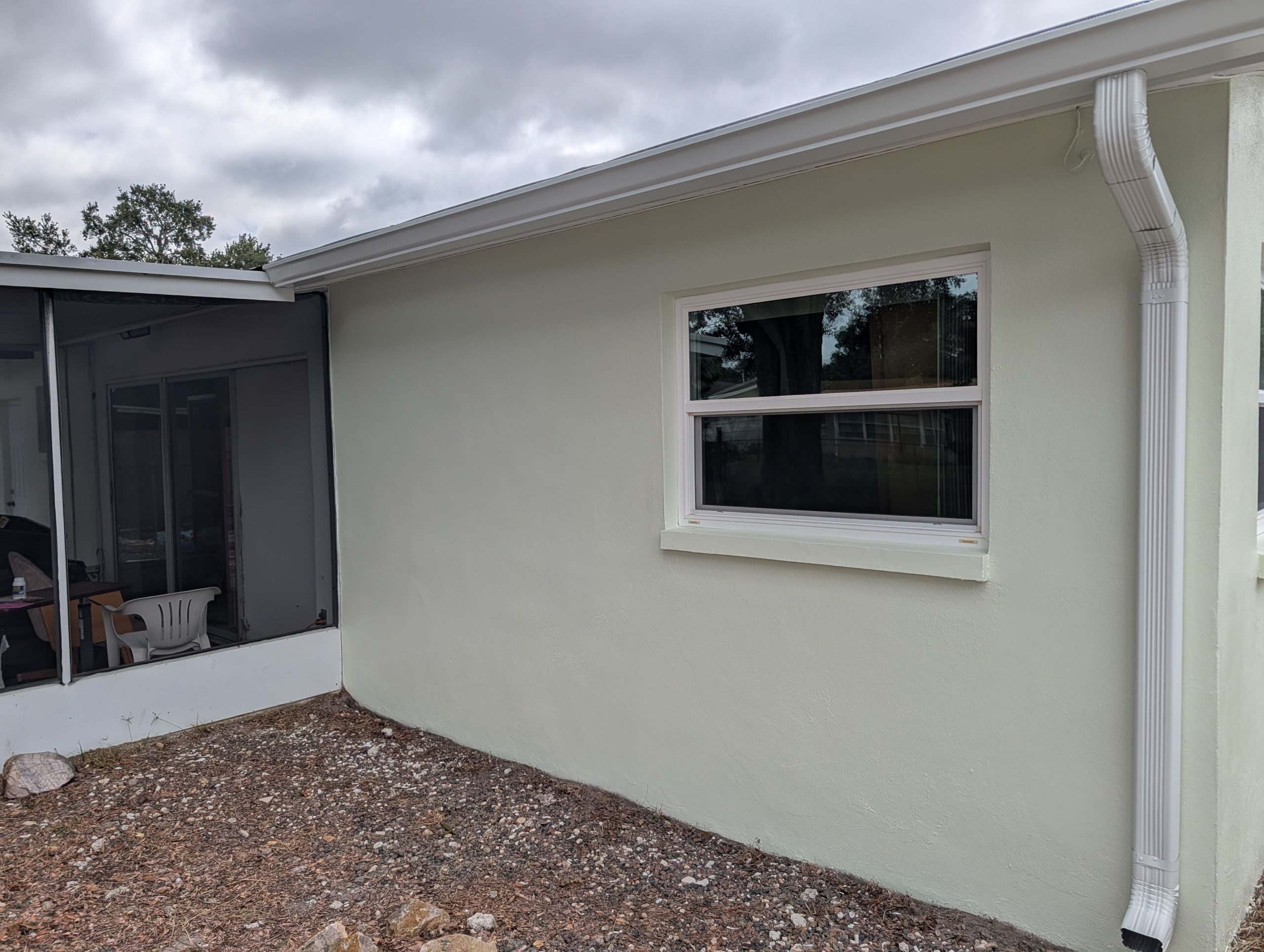 Exterior-Painting-Around-Screened-Lanai-Porch