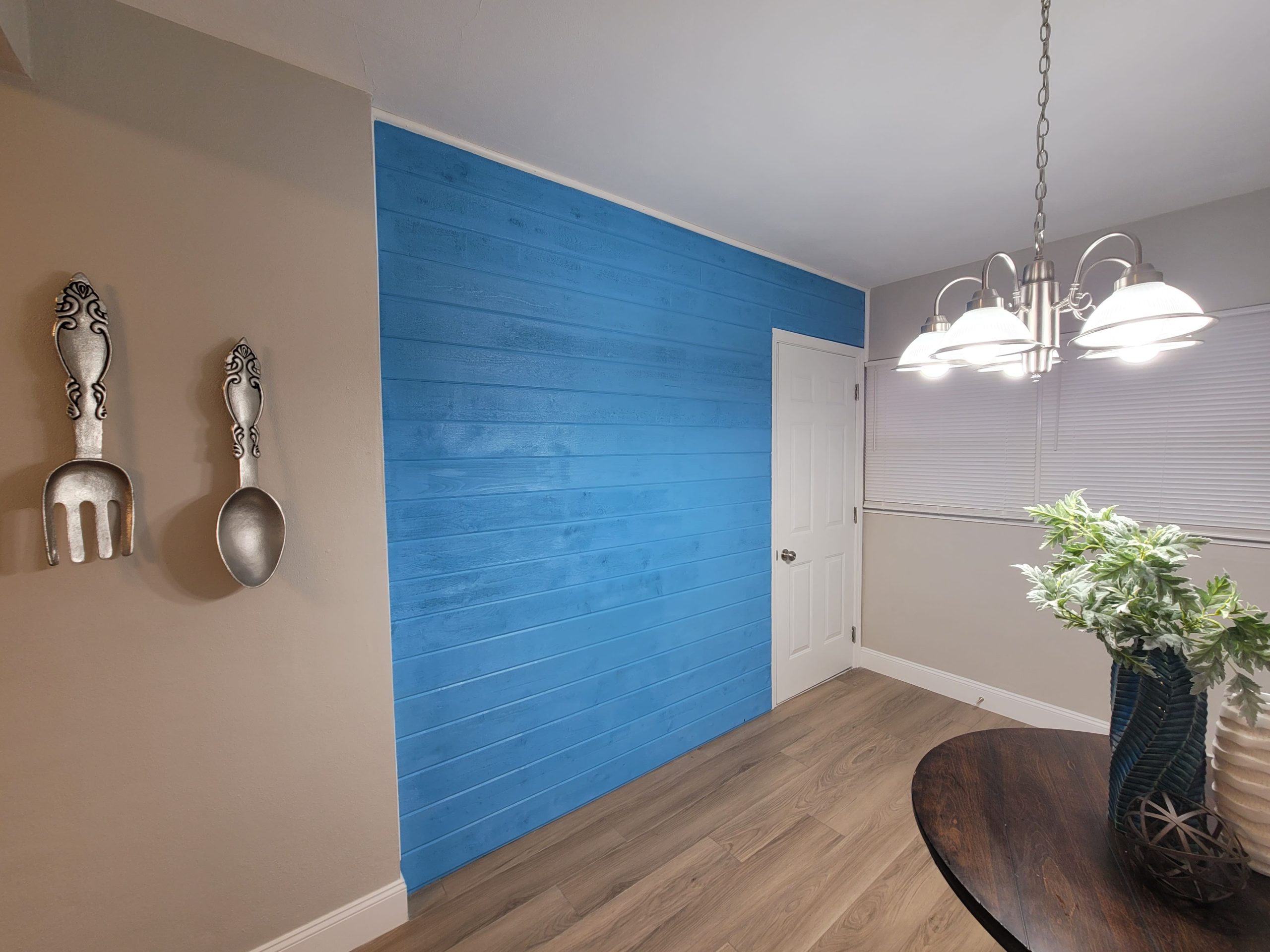 Professional-Painter-Cutting-In-Ceiling-Line-St-Pete