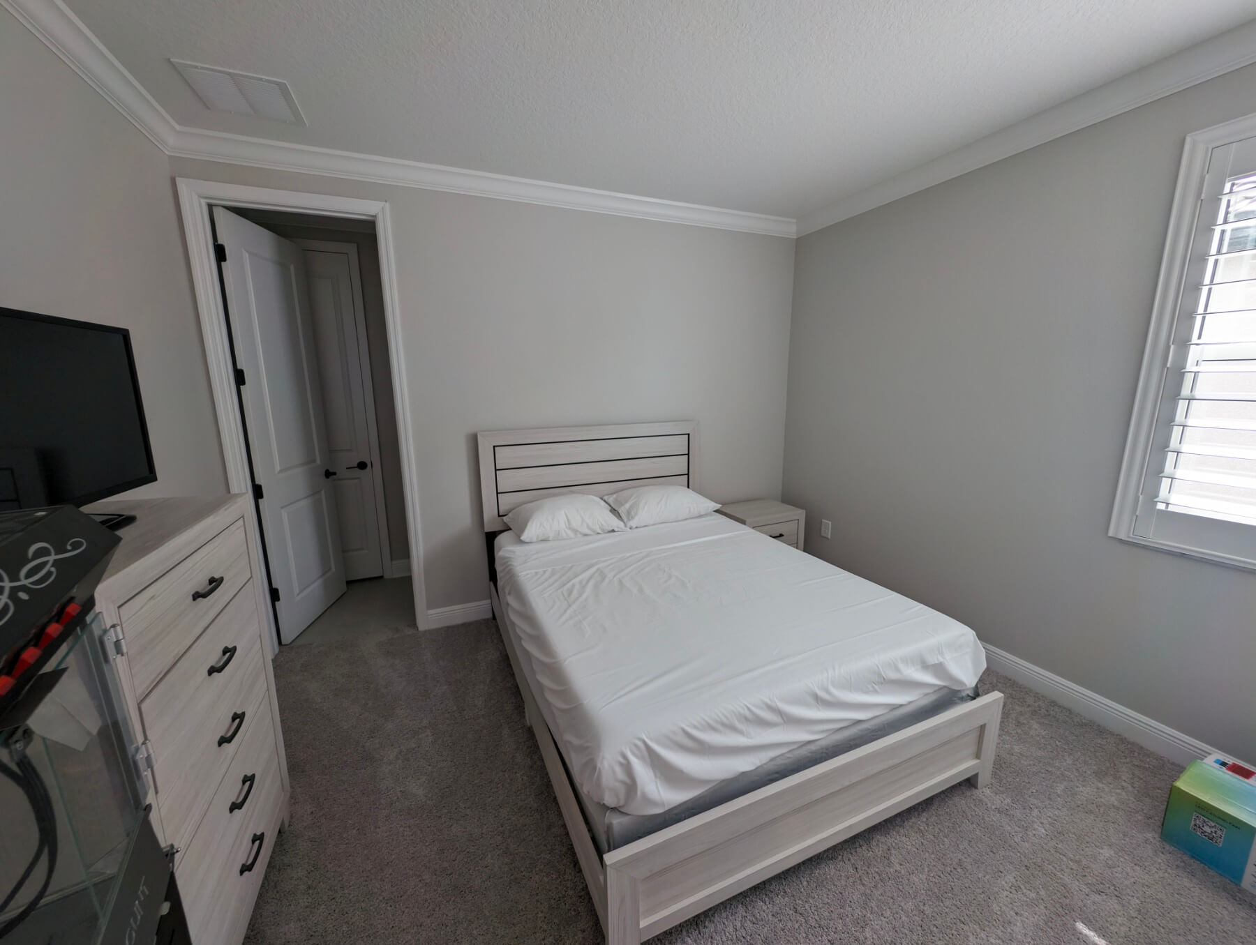 guest-room-painting-neutral-walls