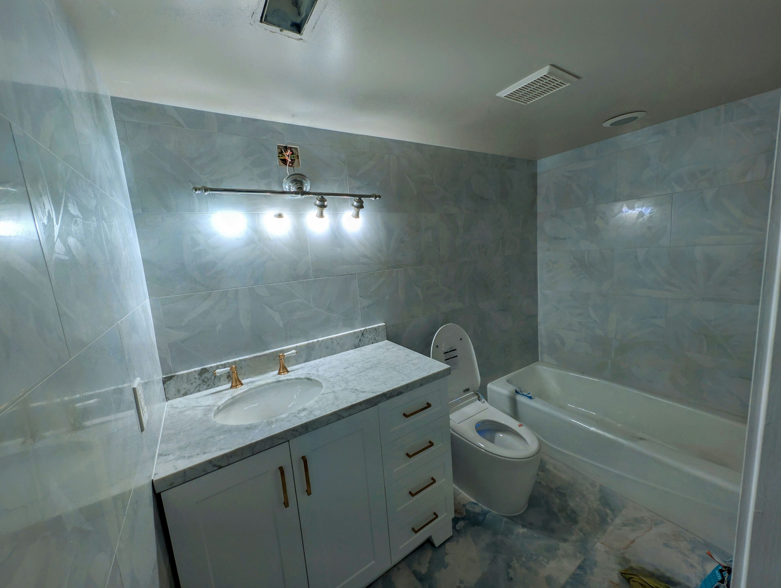 Large-Format-Patterned-Tile-Bathroom-Walls